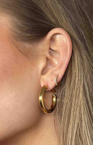 Close up of girl wearing the Mateo Gold Hoop Earrings.