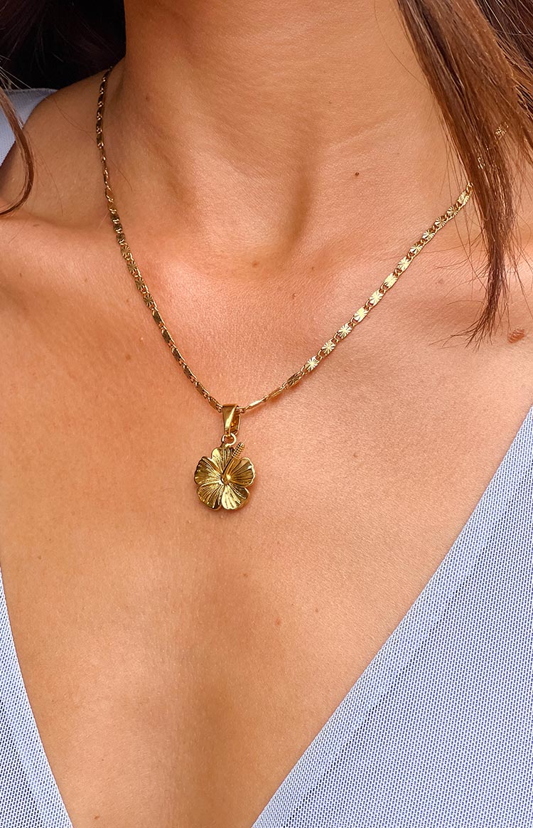 Skylee Gold Flower Necklace Image